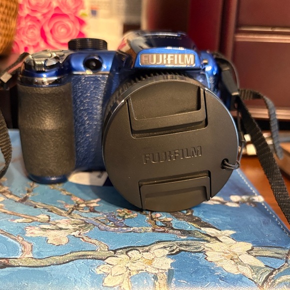 Fujifilm Metallic Blue FinePix S3380 Digital Camera 14 MP Like New Pristine
